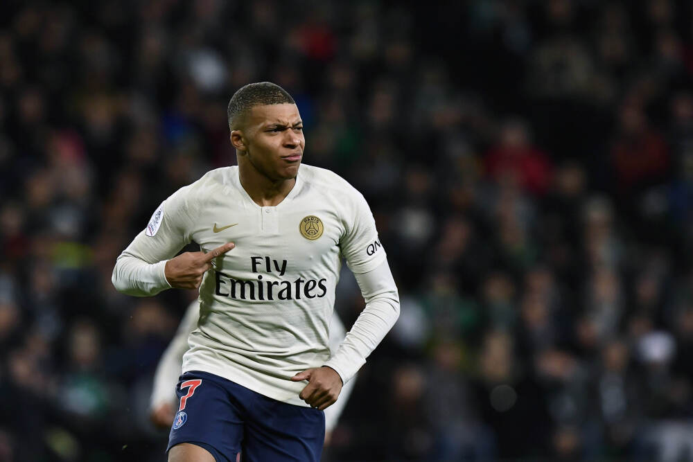 世体：拉菲尼亚回巴西故乡举行圣诞慈善活动，帮助有需要的人们